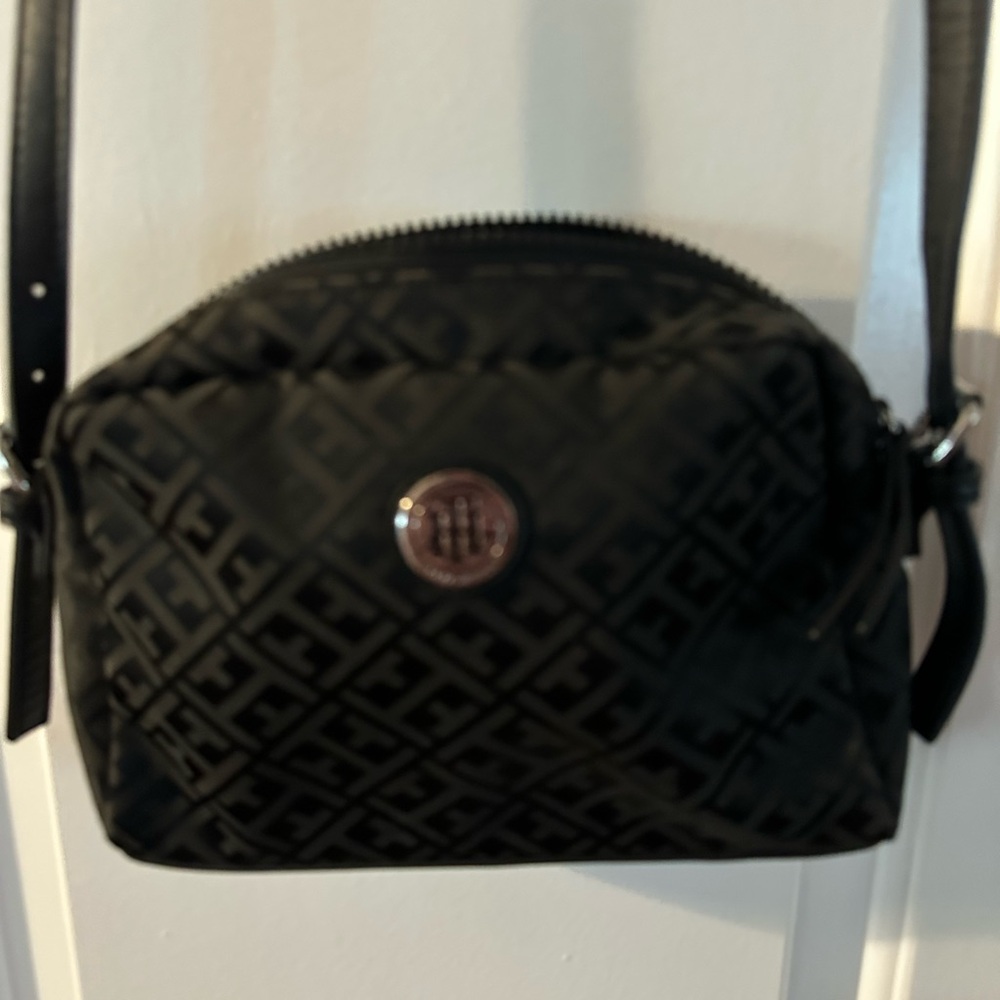 Tommy Hilfiger crossbody bag. 2 inside pockets